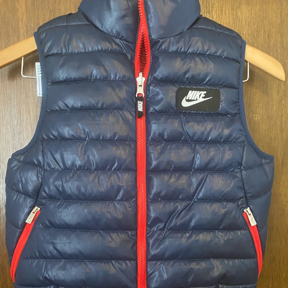 Nike Size 7 Kids Reversible Puffer Vest.